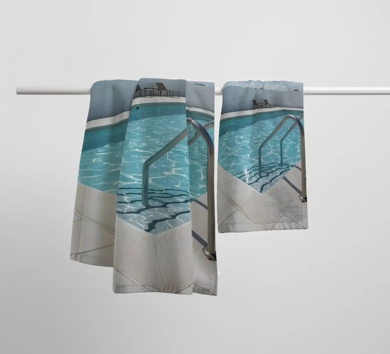 Piscina sul tetto con scala di accesso e cielo blu asciugamano da bagno da DesignDoodle