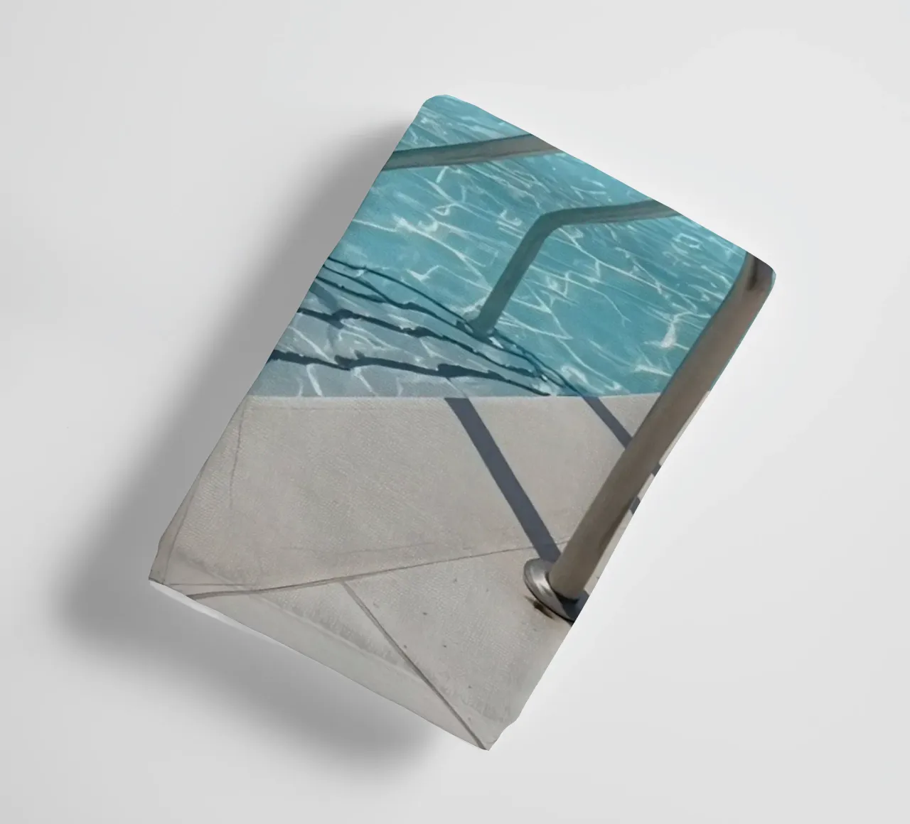 Piscina sul tetto con scala di accesso e cielo blu asciugamano da bagno da DesignDoodle