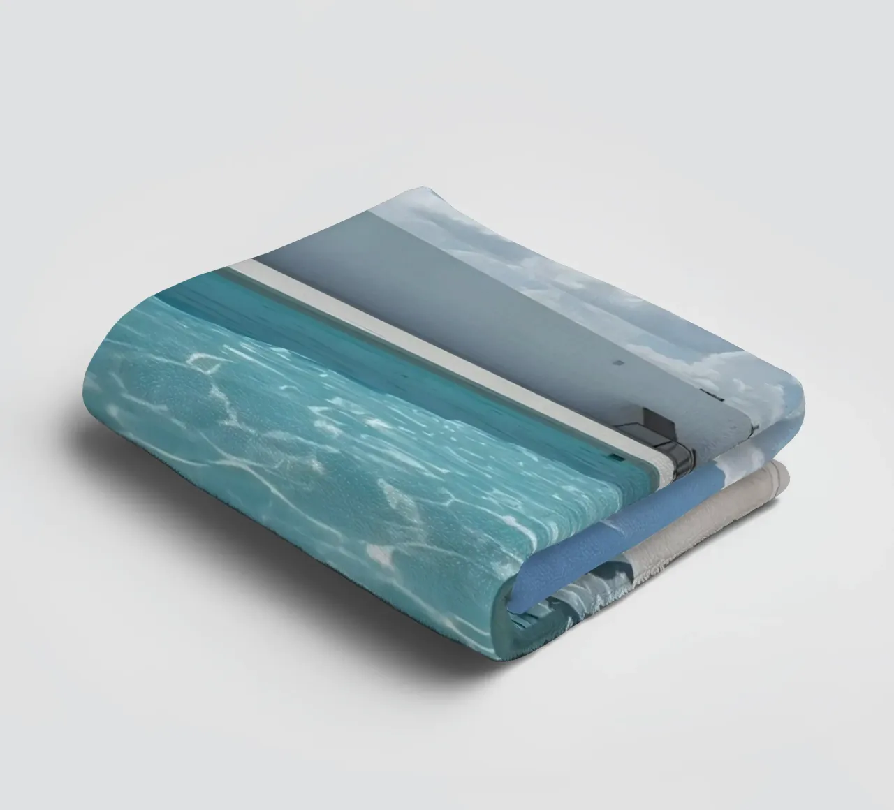 Piscina sul tetto con scala di accesso e cielo blu asciugamano da bagno da DesignDoodle