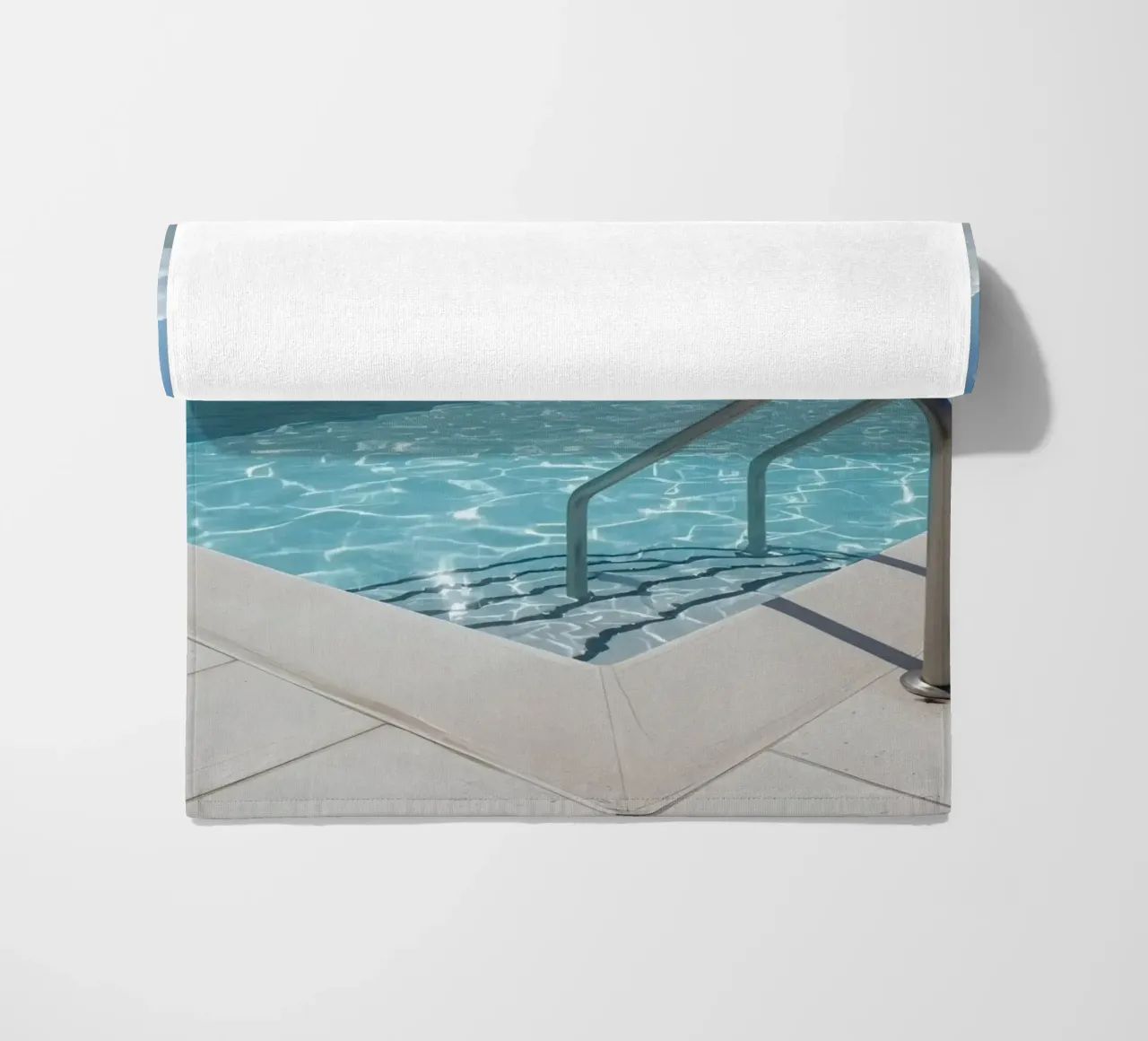 Piscina sul tetto con scala di accesso e cielo blu telo mare da DesignDoodle