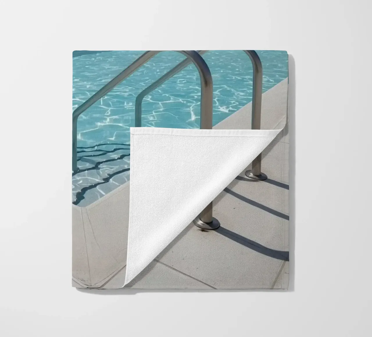 Piscina sul tetto con scala di accesso e cielo blu telo mare da DesignDoodle
