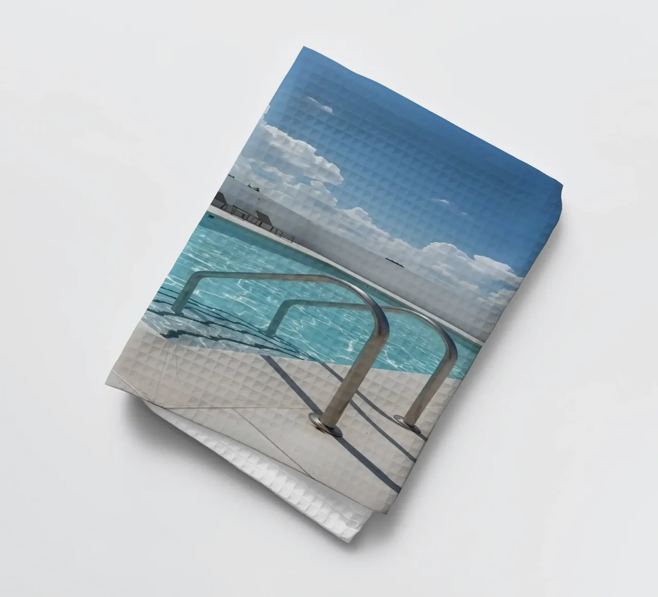 Piscina sul tetto con scala di accesso e cielo blu canovaccio da cucina da DesignDoodle