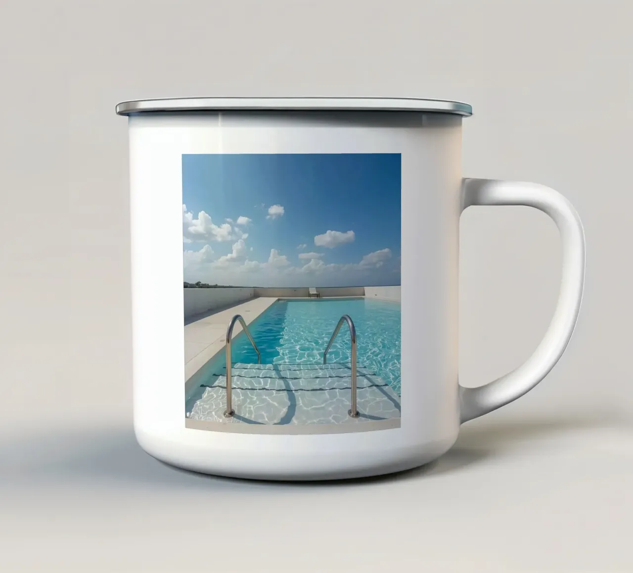 Piscina sul tetto con corrimano e cielo blu tazza in smalto da DesignDoodle
