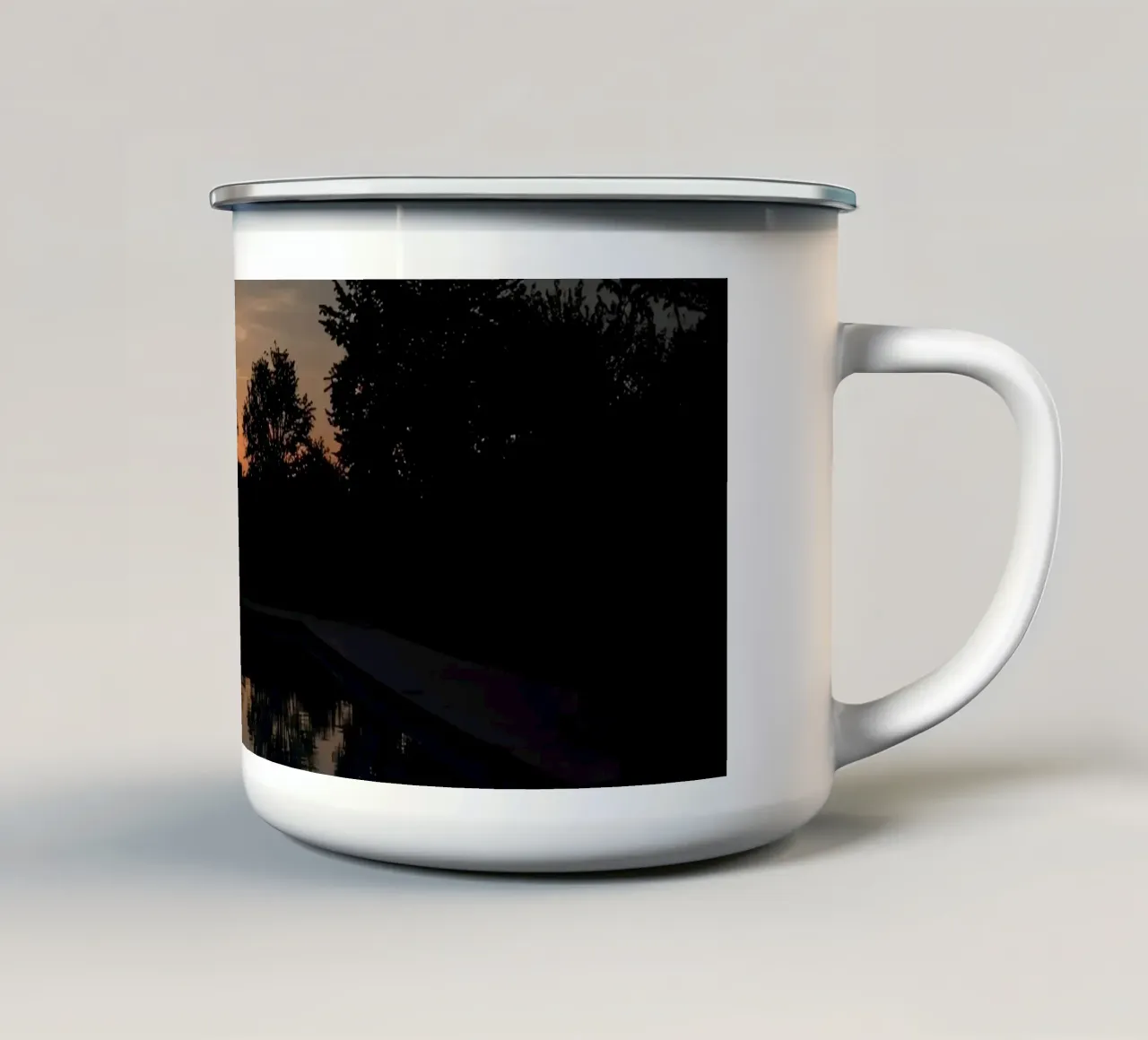 Zwembad in de schemering met boomreflecties en zonsondergang emaille mok van DesignDoodle