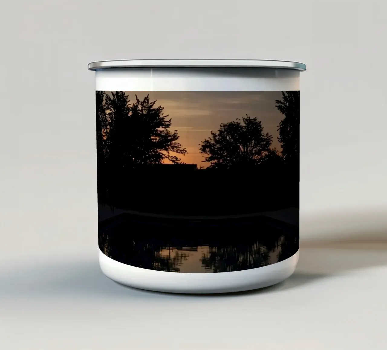 Zwembad in de schemering met boomreflecties en zonsondergang emaille mok van DesignDoodle