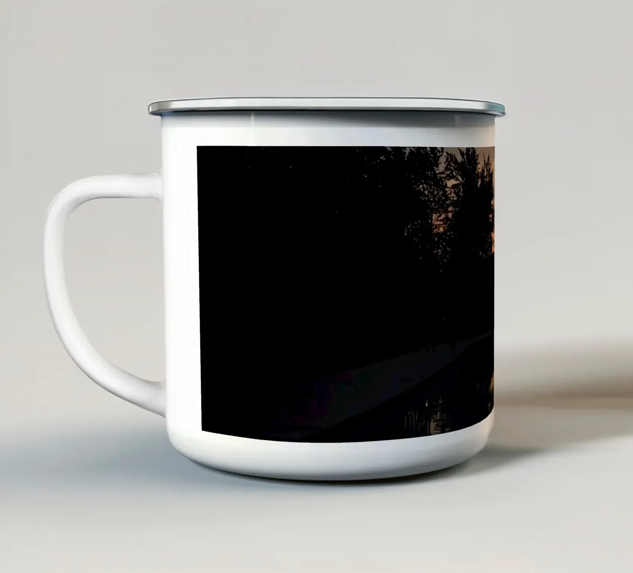 Zwembad in de schemering met boomreflecties en zonsondergang emaille mok van DesignDoodle