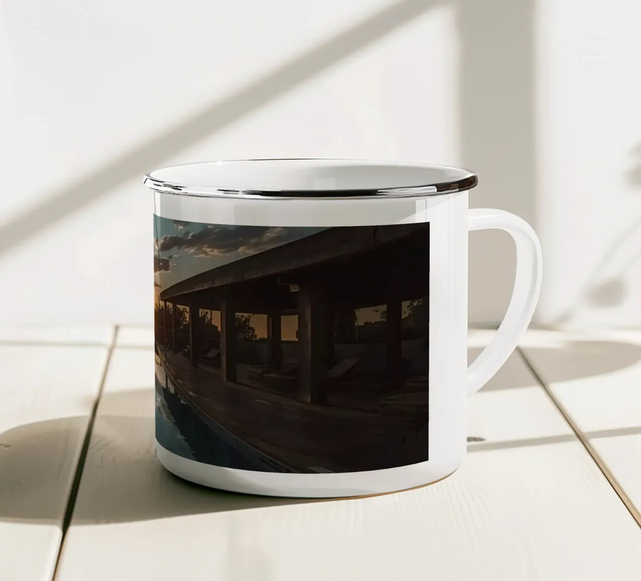 Zwembad met zonsondergang en overdekte structuren emaille mok van DesignDoodle