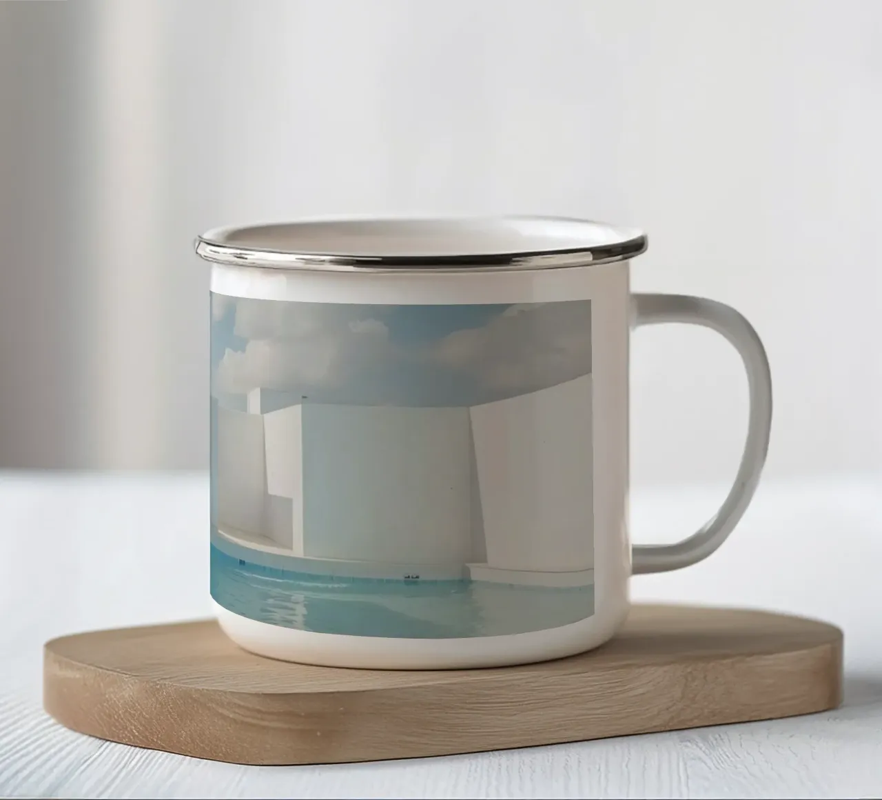 Piscina circondata da pareti bianche sotto un cielo nuvoloso tazza in smalto da DesignDoodle