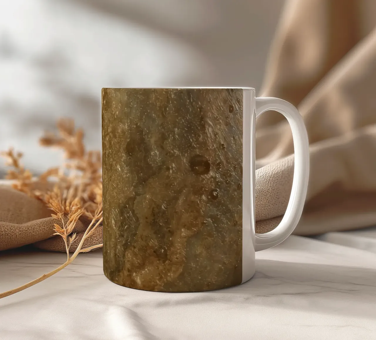 Bruin en beige oppervlak met structuur en bubbels keramische mok van DesignDoodle