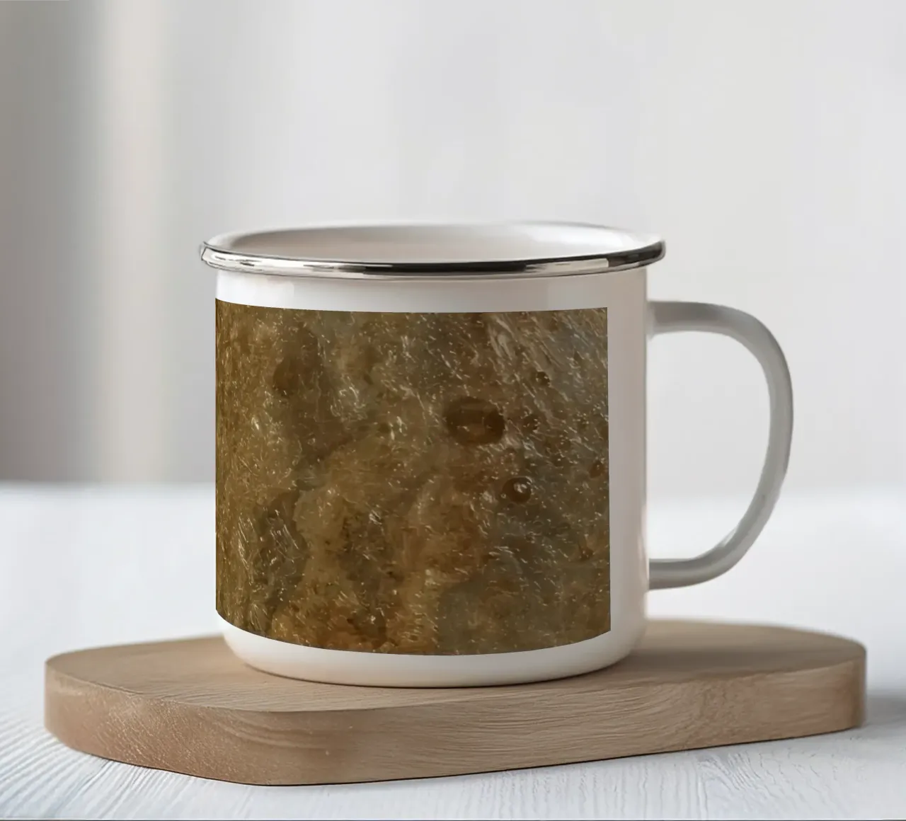 Superficie strutturata marrone e beige con bolle tazza in smalto da DesignDoodle