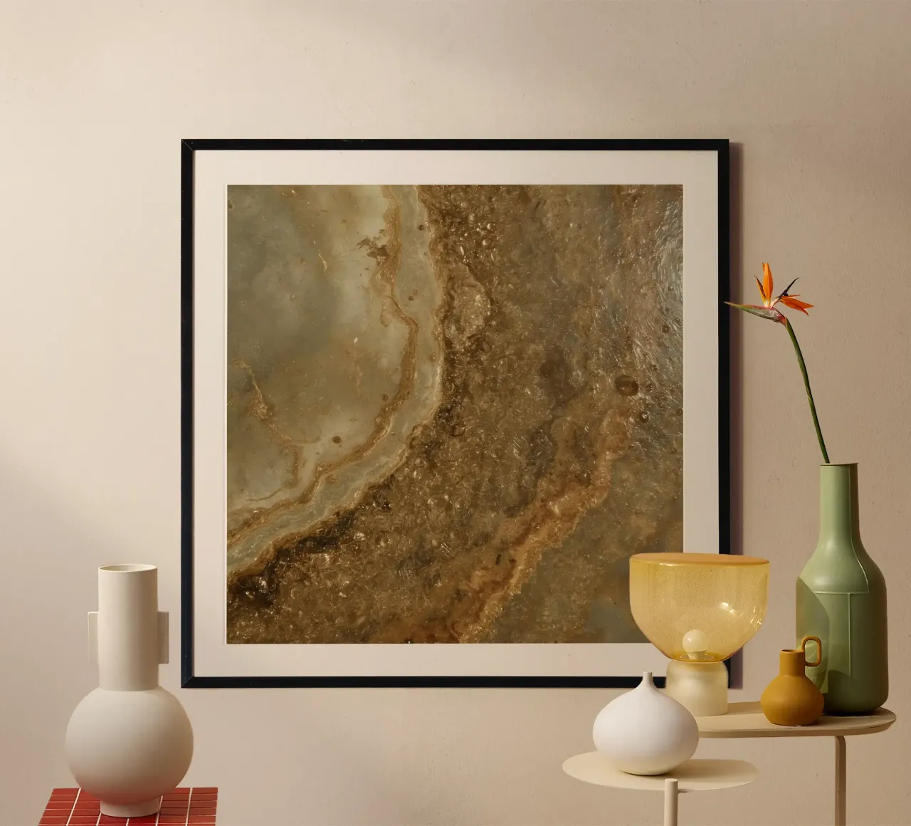 Superficie strutturata marrone e beige con bolle poster con telaio in alluminio da DesignDoodle