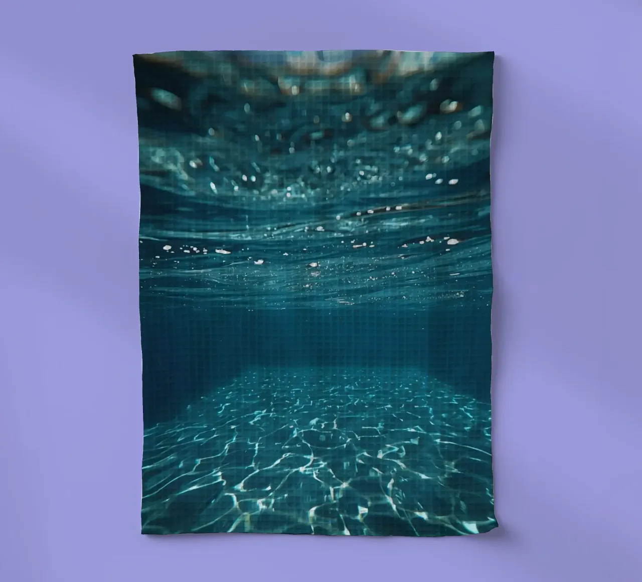 Vue sous-marine de la surface et du fond de l'eau avec de la lumière torchon de DesignDoodle