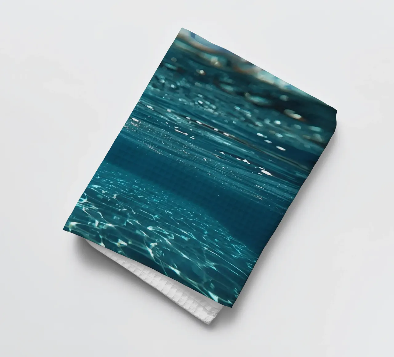 Vue sous-marine de la surface et du fond de l'eau avec de la lumière torchon de DesignDoodle