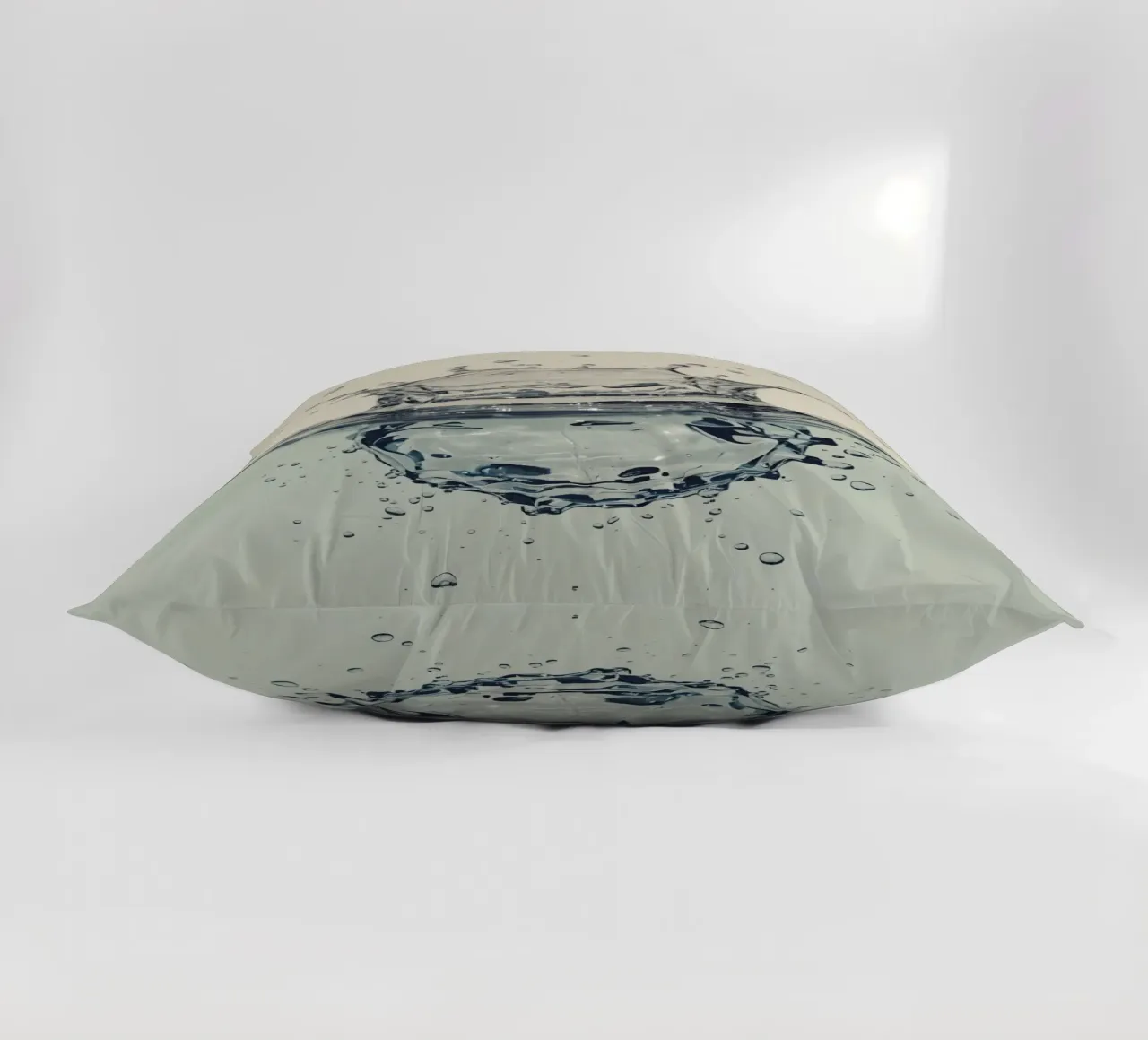 Corona a schizzi d'acqua con riflessi e gocce cuscino da DesignDoodle