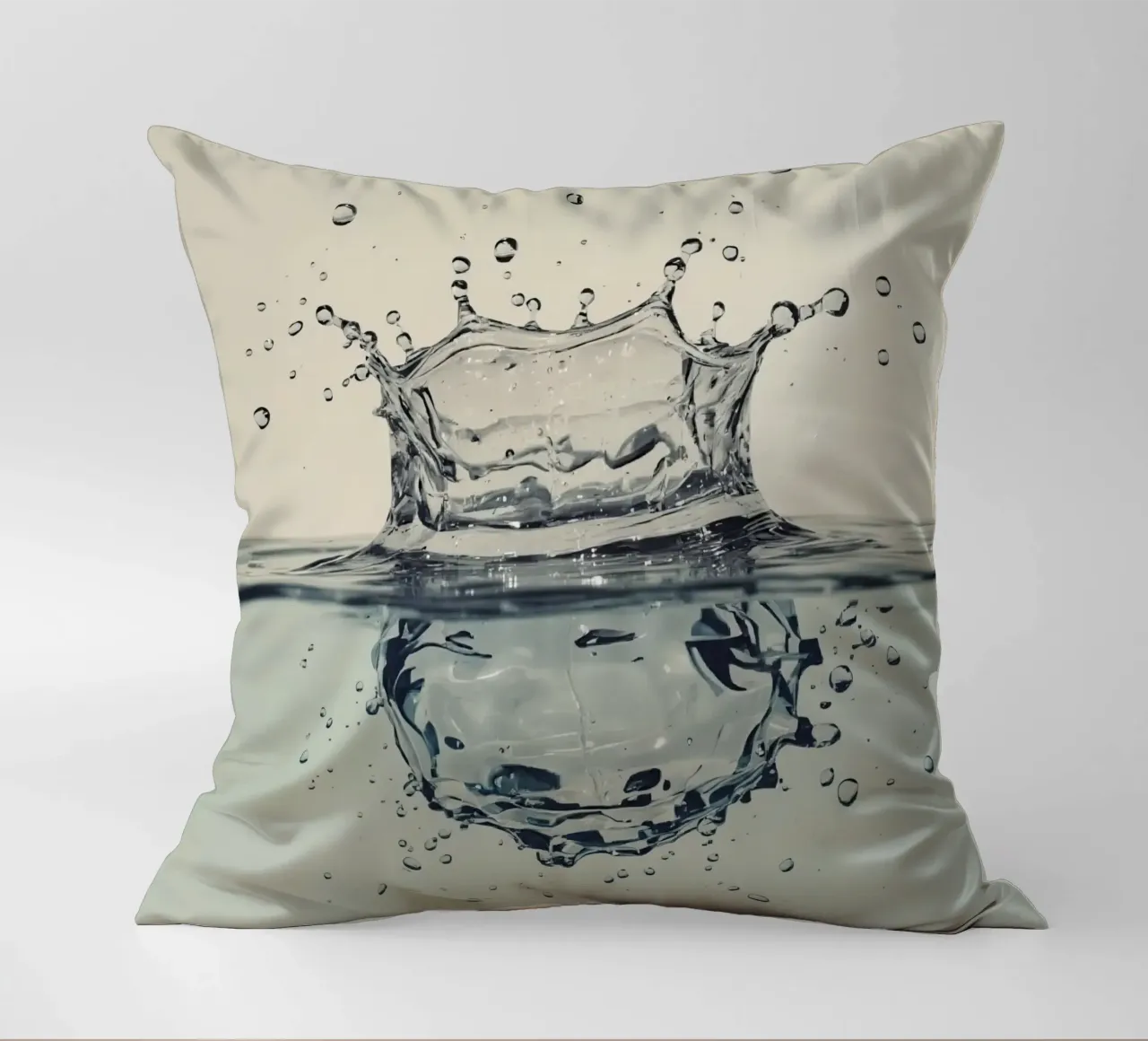 Corona a schizzi d'acqua con riflessi e gocce cuscino da DesignDoodle
