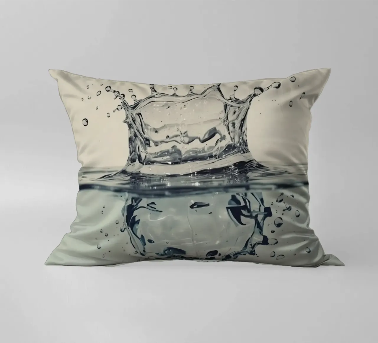 Corona a schizzi d'acqua con riflessi e gocce cuscino da DesignDoodle