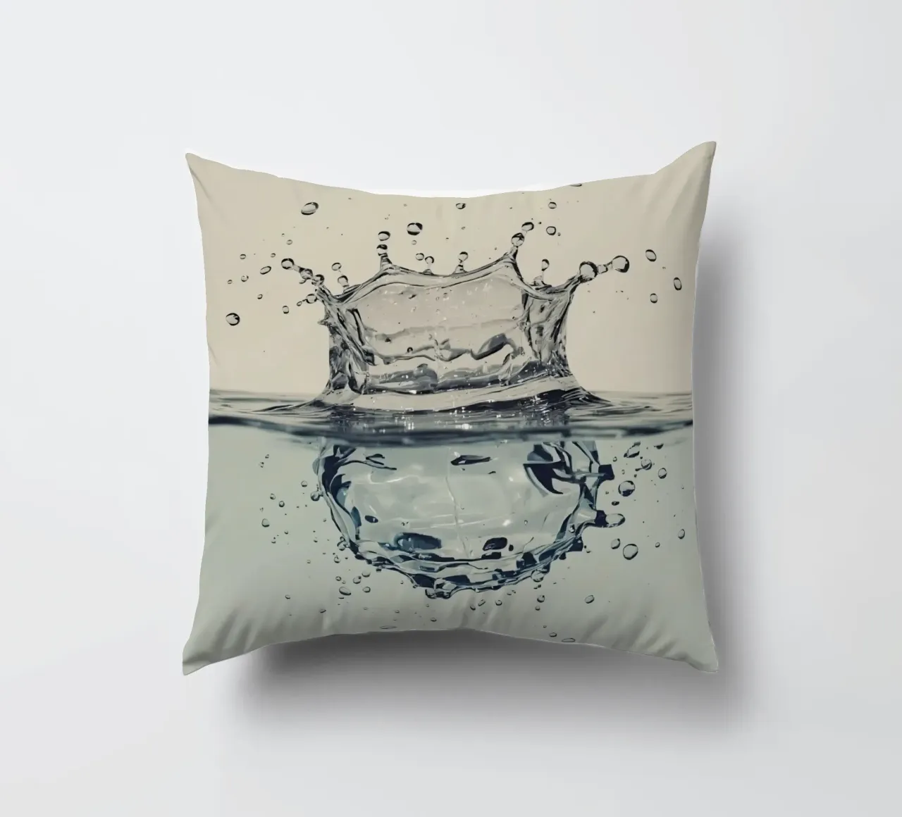 Corona a schizzi d'acqua con riflessi e gocce cuscino da DesignDoodle