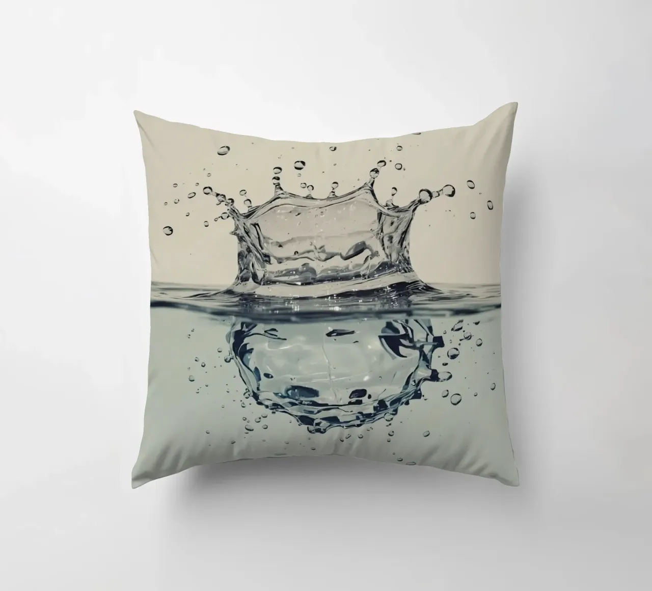 Corona a schizzi d'acqua con riflessi e gocce cuscino da DesignDoodle