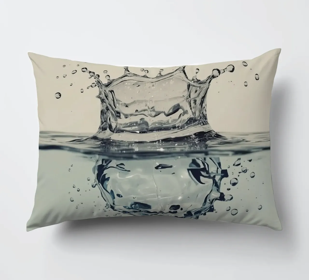 Corona a schizzi d'acqua con riflessi e gocce cuscino da DesignDoodle