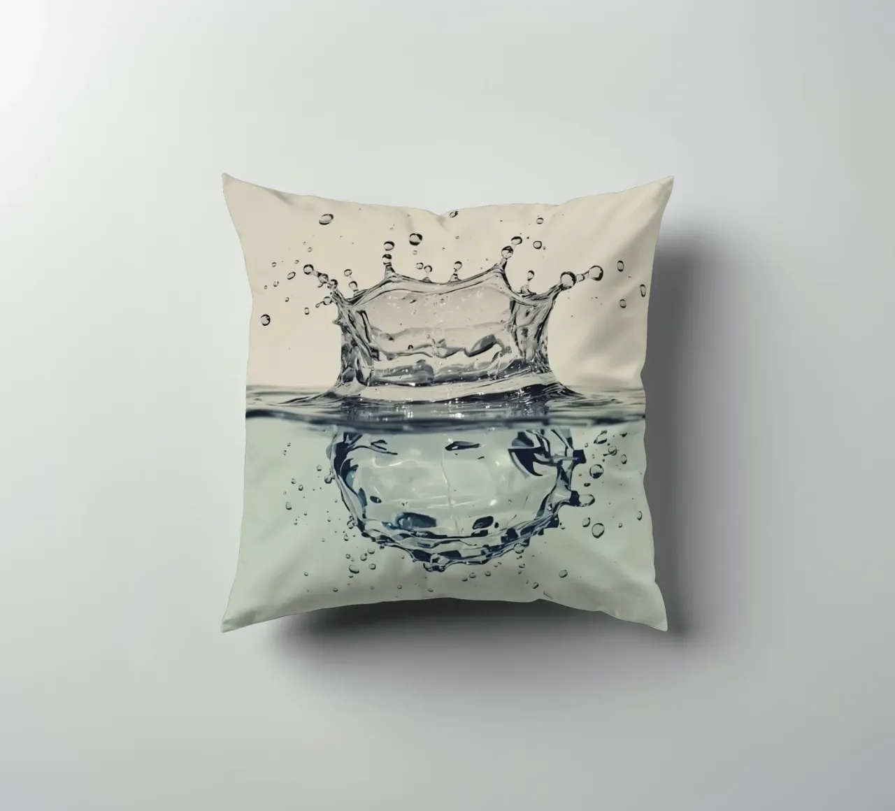 Corona a schizzi d'acqua con riflessi e gocce cuscino da DesignDoodle
