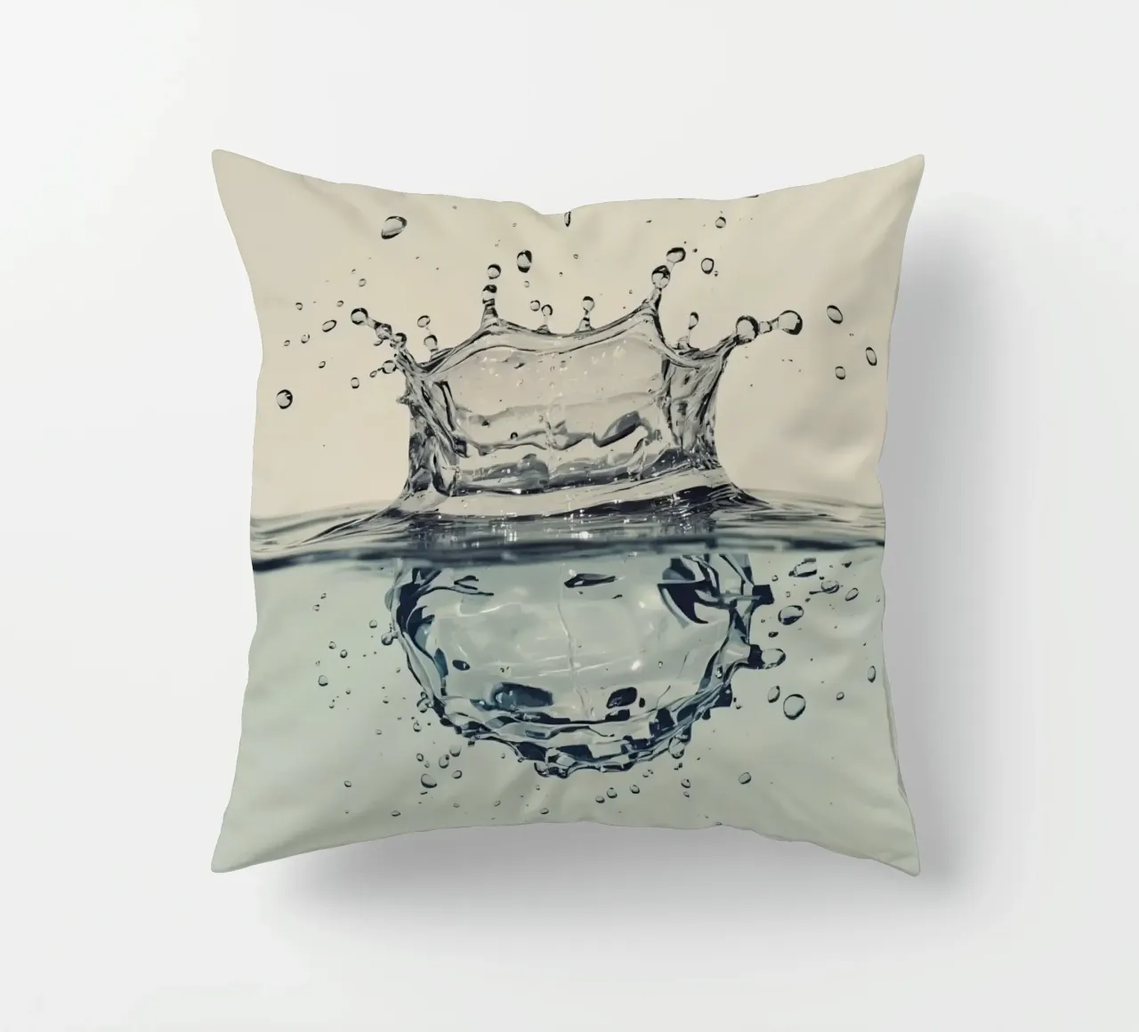 Corona a schizzi d'acqua con riflessi e gocce cuscino da DesignDoodle