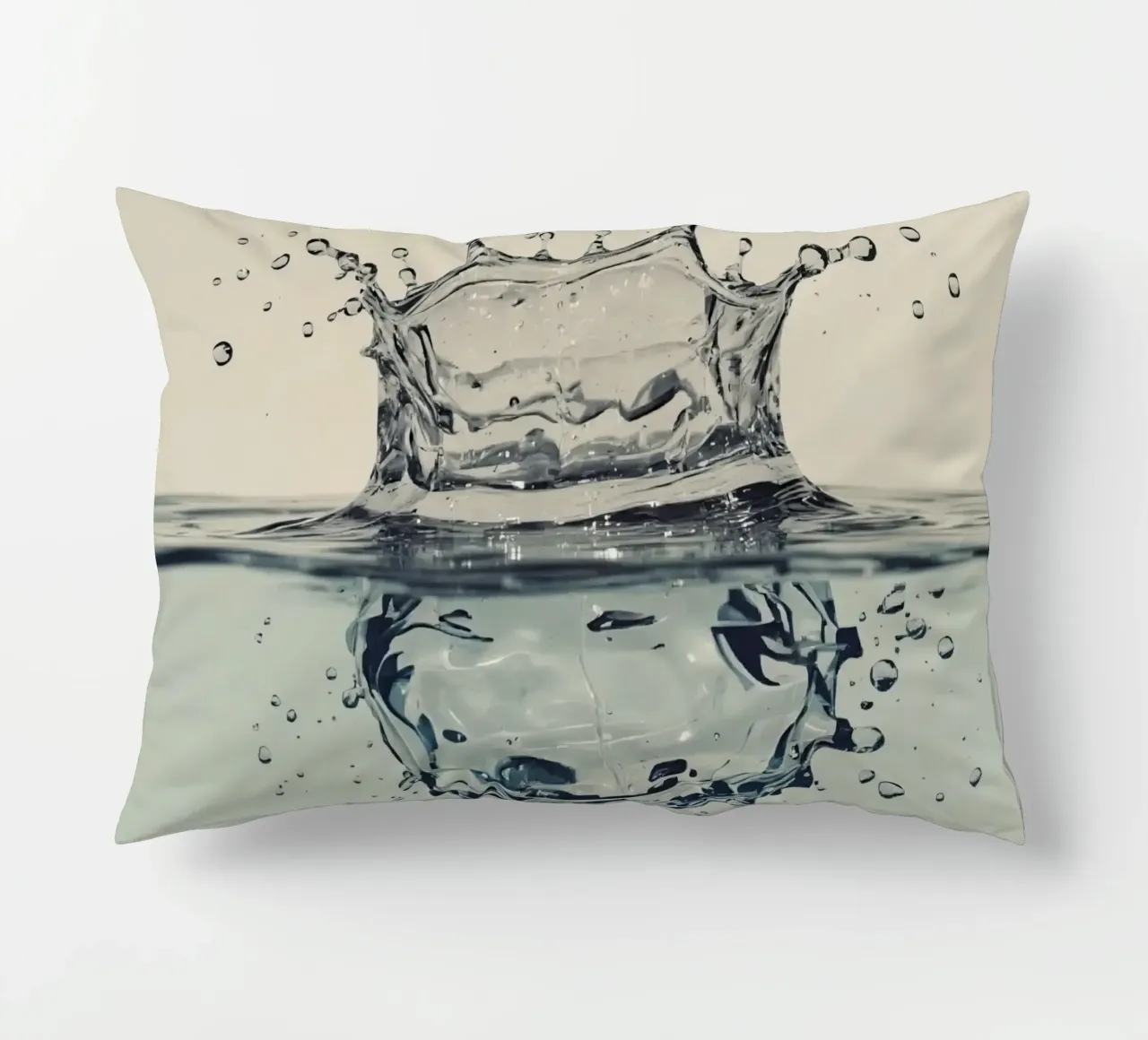 Corona a schizzi d'acqua con riflessi e gocce cuscino da DesignDoodle