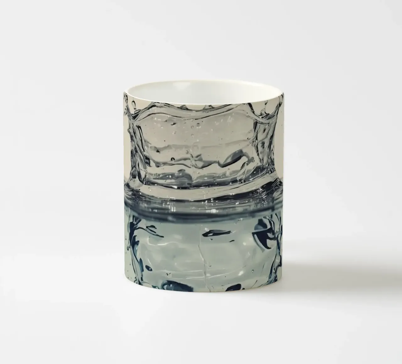 Corona a schizzi d'acqua con riflessi e gocce tazza in ceramica da DesignDoodle