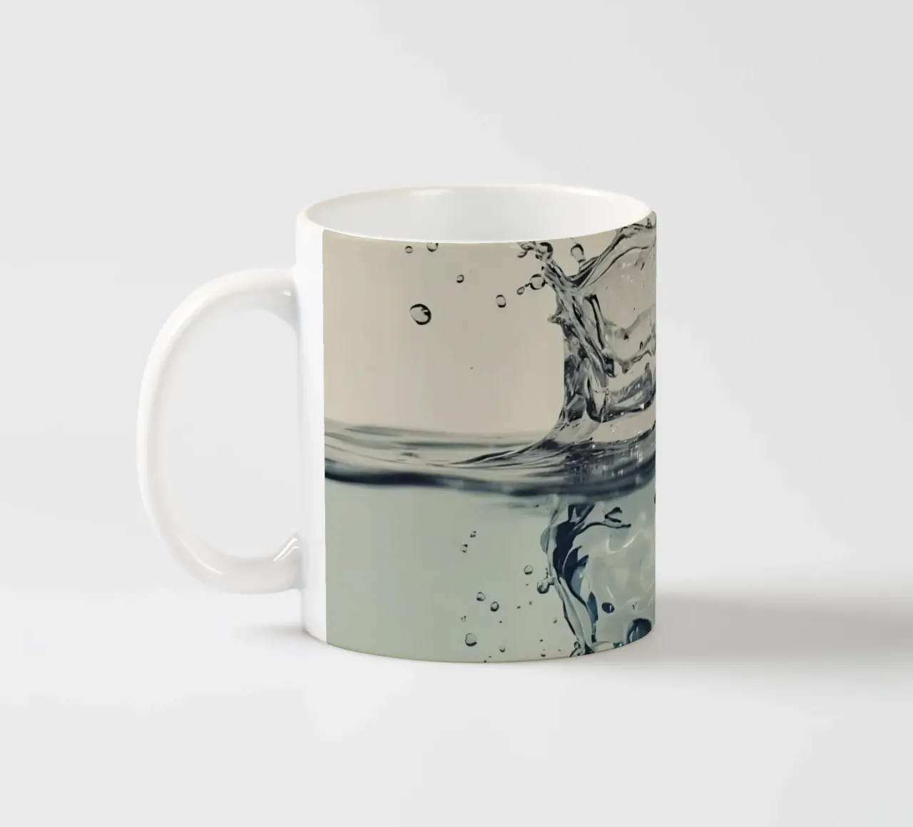 Corona a schizzi d'acqua con riflessi e gocce tazza in ceramica da DesignDoodle