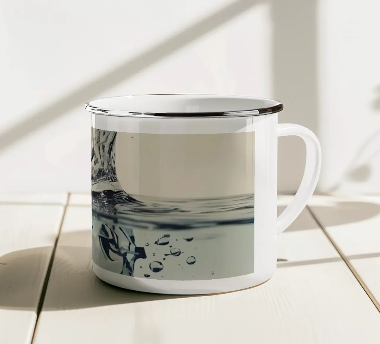 Corona a schizzi d'acqua con riflessi e gocce tazza in smalto da DesignDoodle