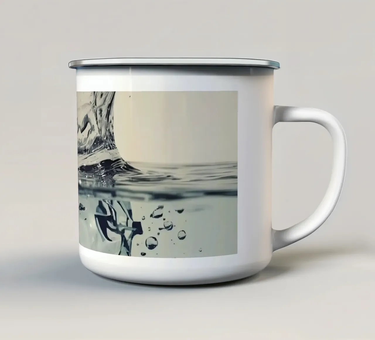 Corona a schizzi d'acqua con riflessi e gocce tazza in smalto da DesignDoodle