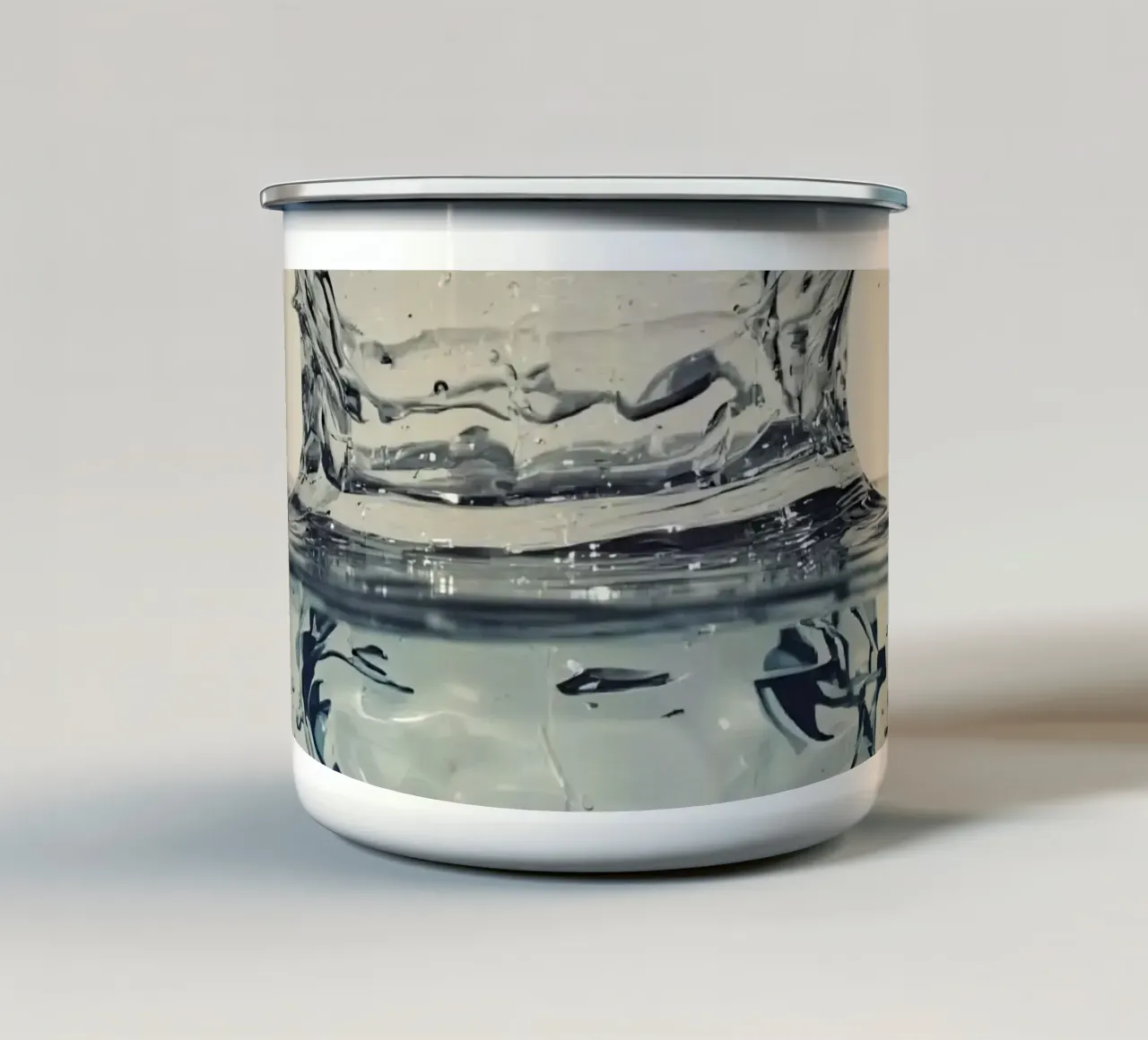 Corona a schizzi d'acqua con riflessi e gocce tazza in smalto da DesignDoodle