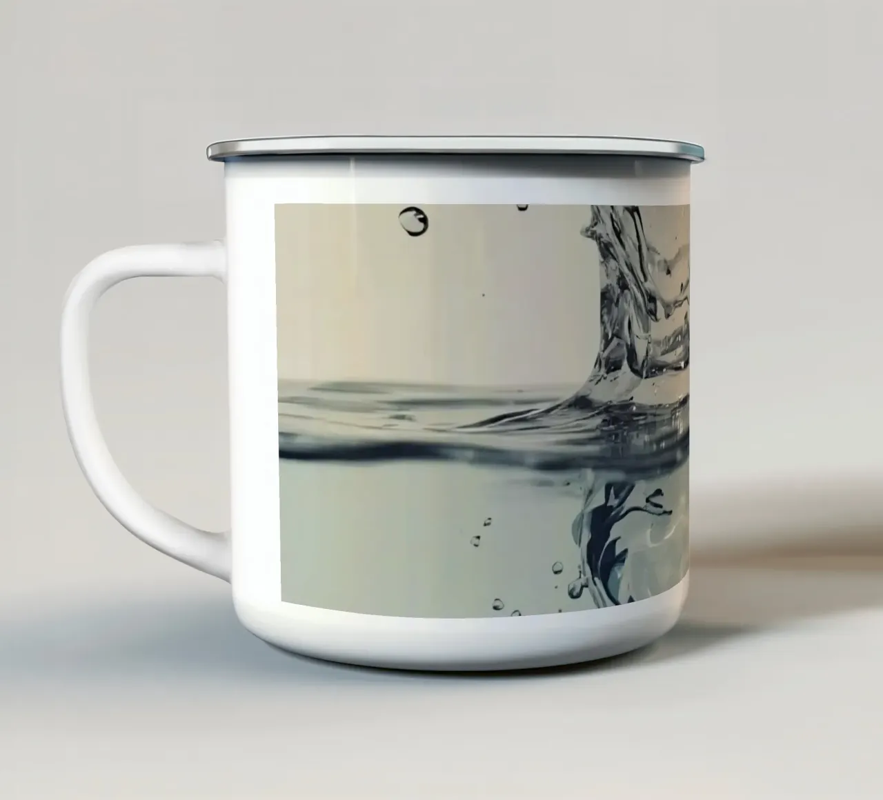 Corona a schizzi d'acqua con riflessi e gocce tazza in smalto da DesignDoodle
