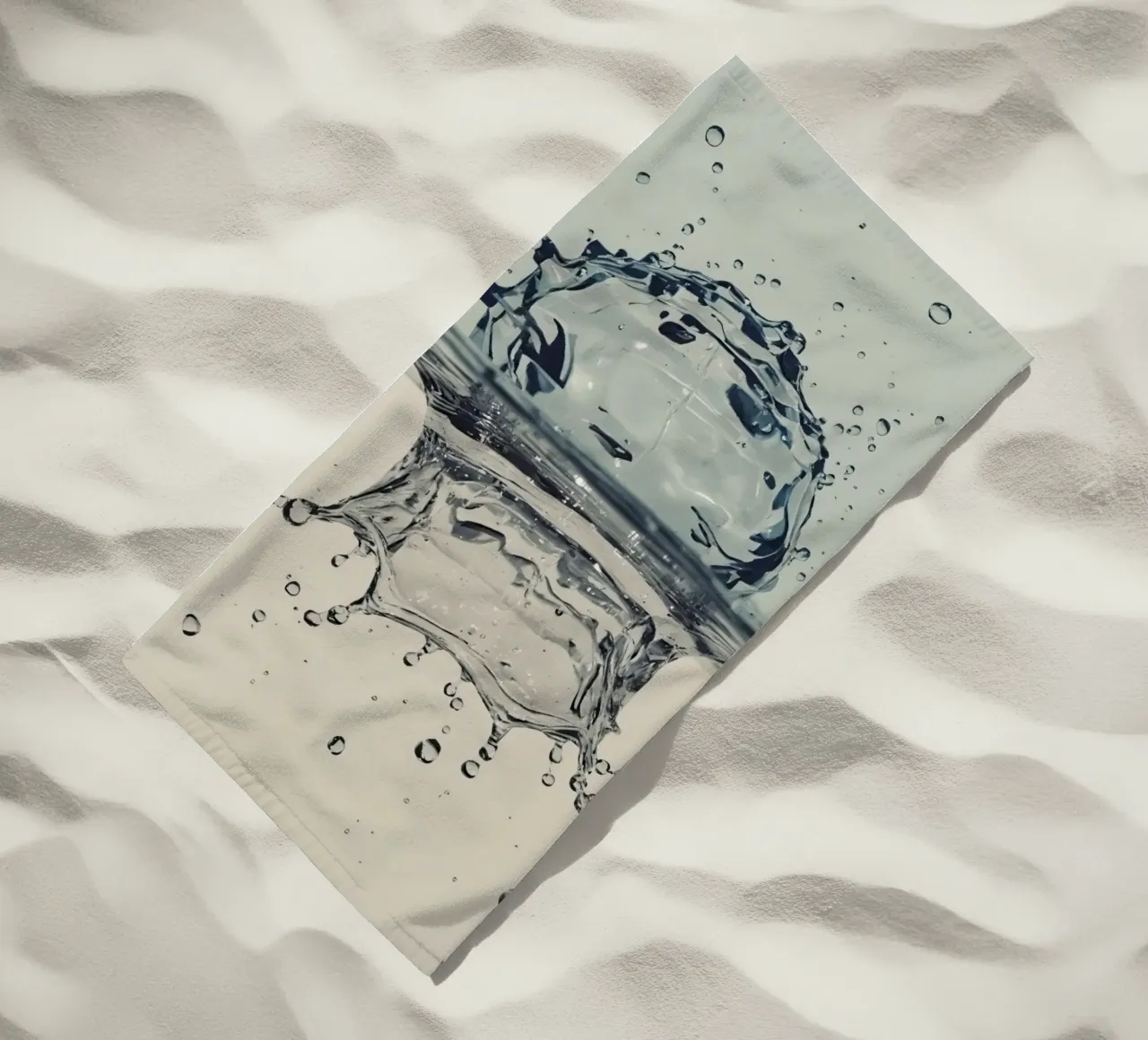 Corona a schizzi d'acqua con riflessi e gocce telo mare da DesignDoodle