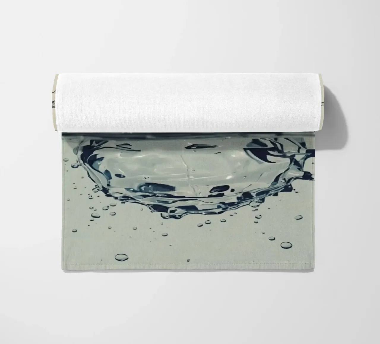 Corona a schizzi d'acqua con riflessi e gocce telo mare da DesignDoodle
