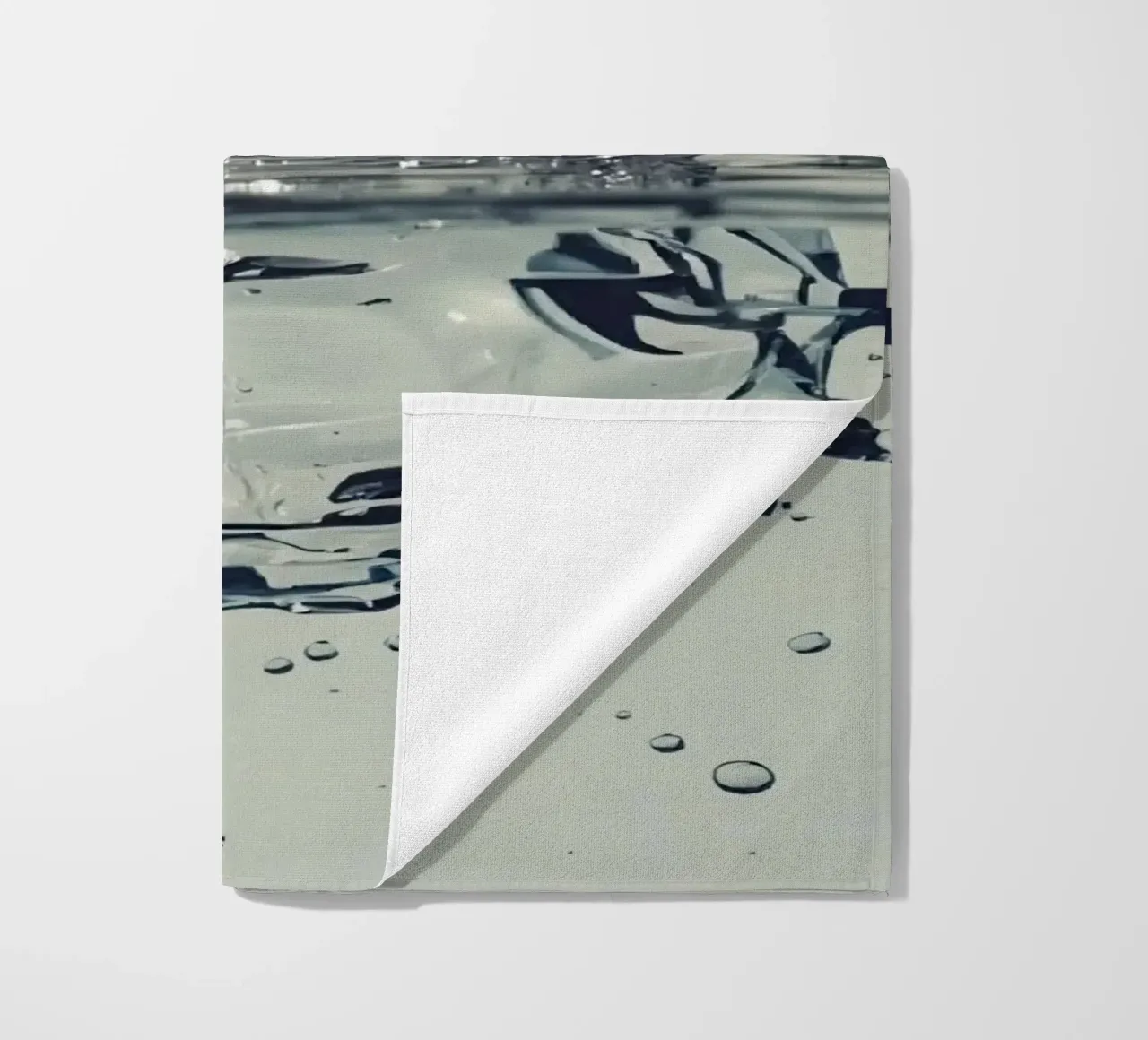 Corona a schizzi d'acqua con riflessi e gocce telo mare da DesignDoodle