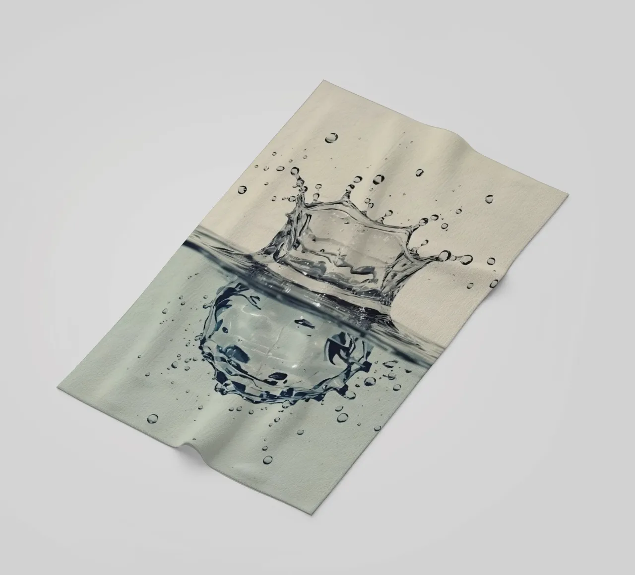 Corona a schizzi d'acqua con riflessi e gocce telo mare da DesignDoodle