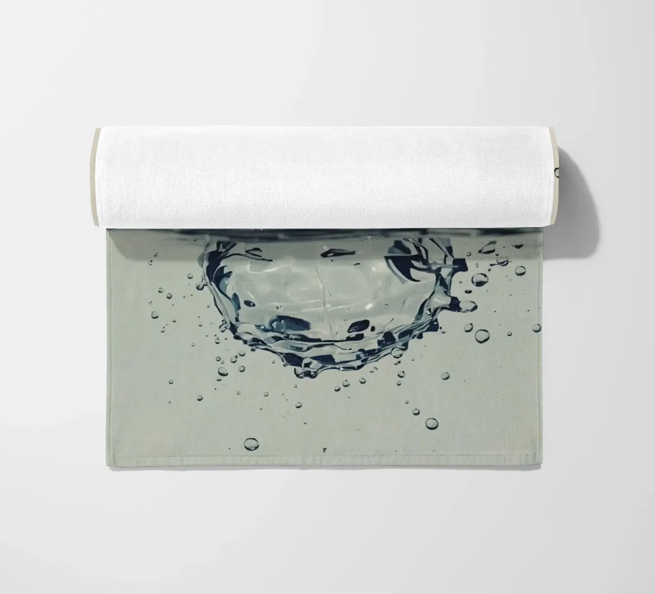 Corona a schizzi d'acqua con riflessi e gocce telo mare da DesignDoodle