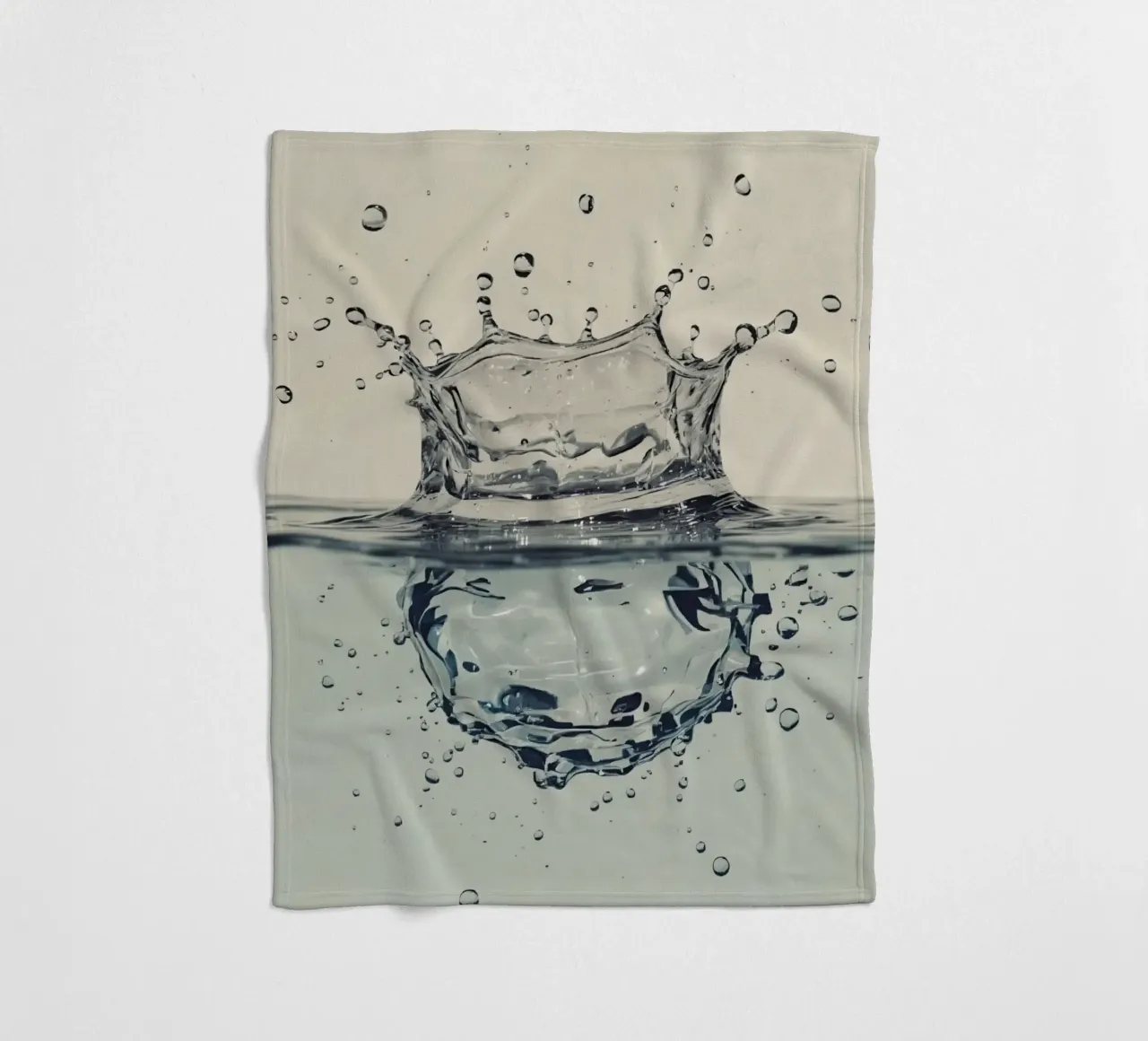 Corona a schizzi d'acqua con riflessi e gocce coperta in pile da DesignDoodle