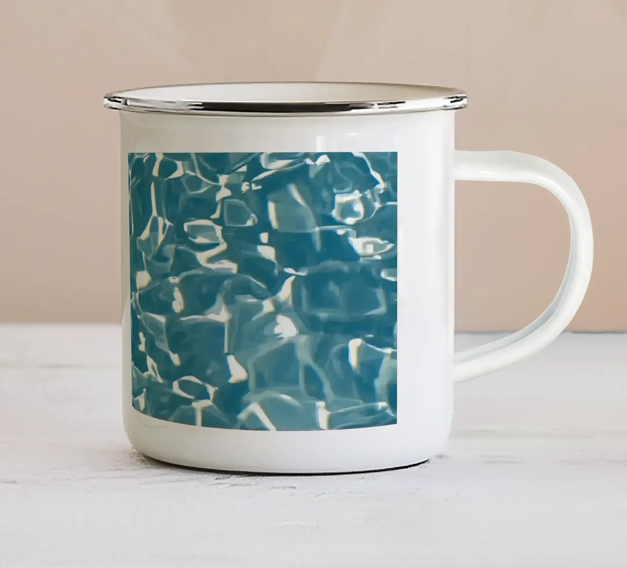 Superficie dell'acqua con riflessi di luce tazza in smalto da DesignDoodle