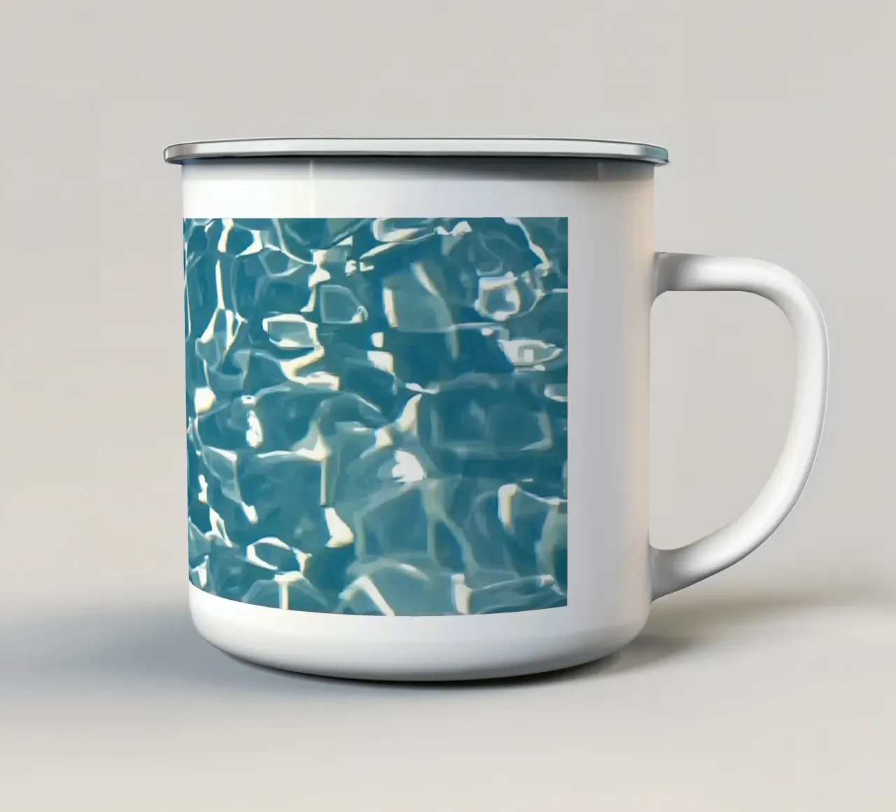 Superficie dell'acqua con riflessi di luce tazza in smalto da DesignDoodle