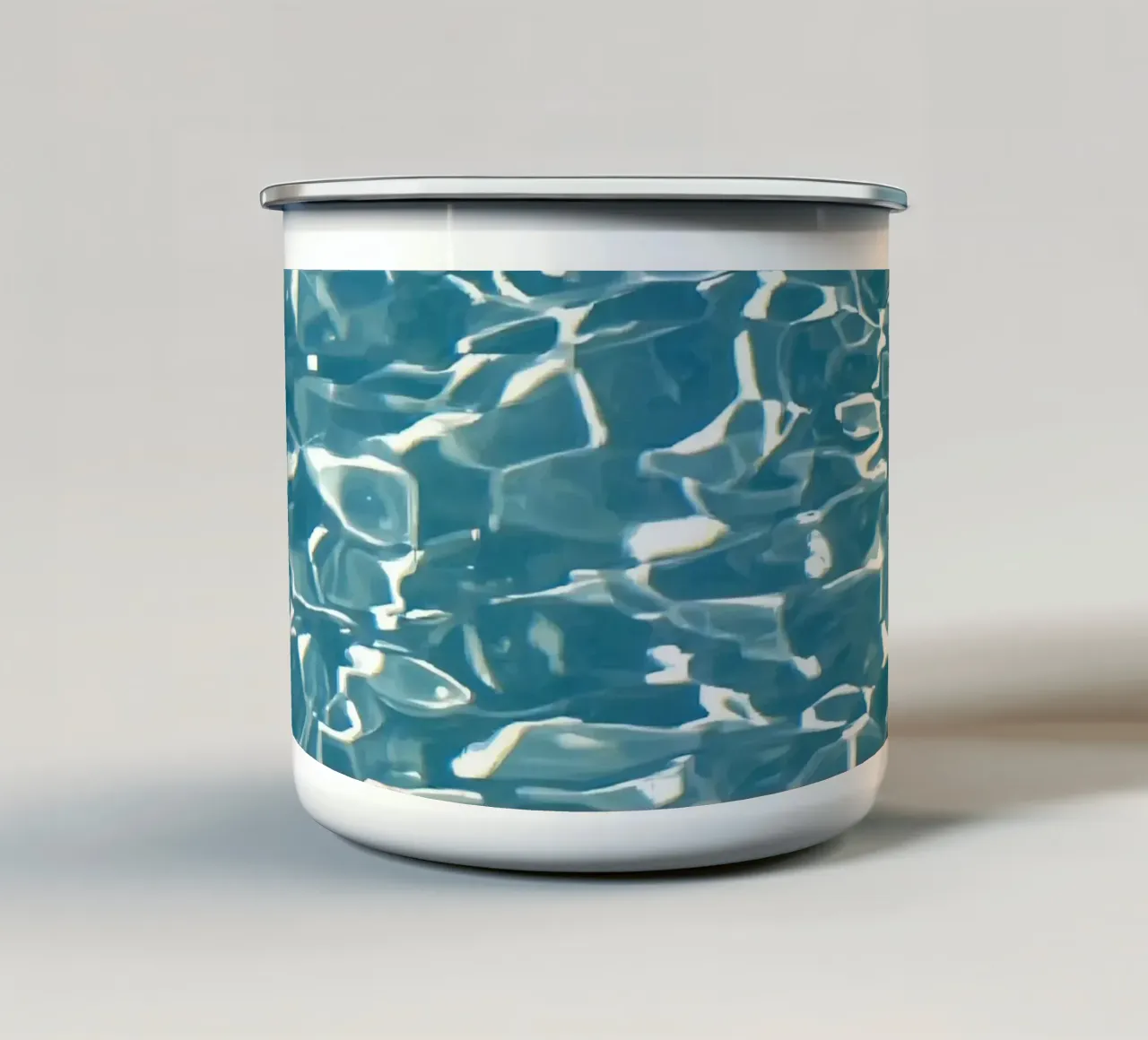 Superficie dell'acqua con riflessi di luce tazza in smalto da DesignDoodle
