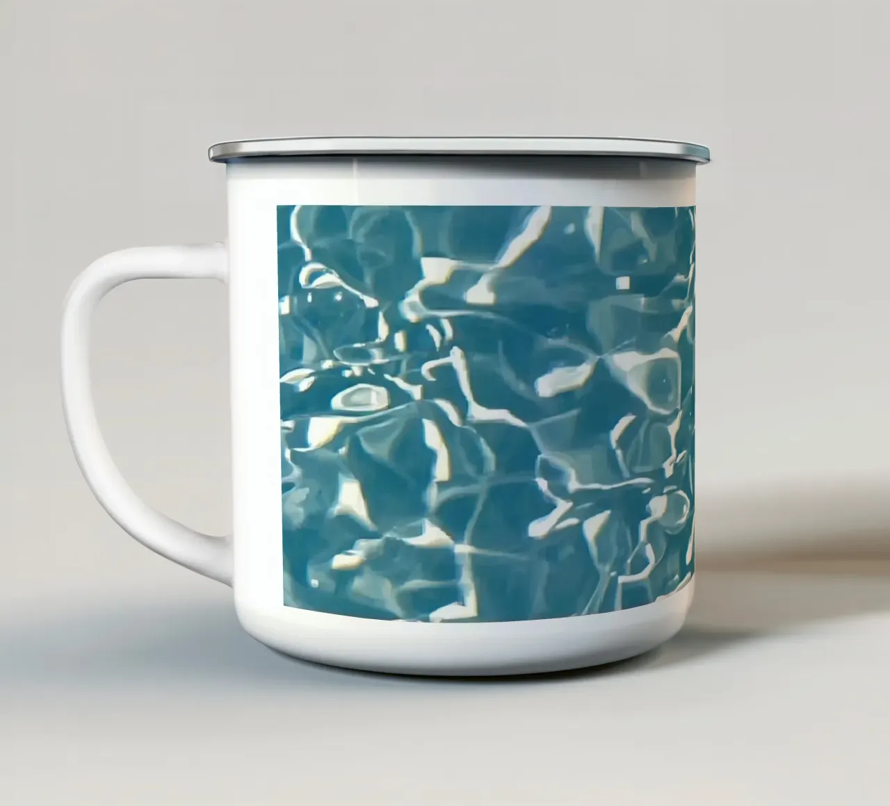 Superficie dell'acqua con riflessi di luce tazza in smalto da DesignDoodle