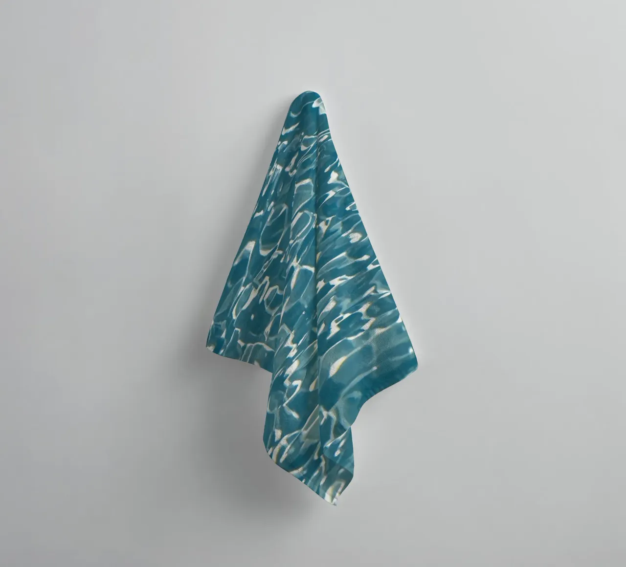 Surface de l'eau avec reflets lumineux serviette de bain de DesignDoodle