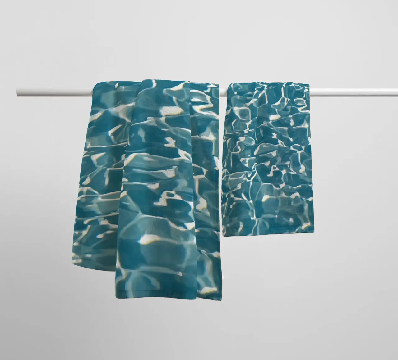 Surface de l'eau avec reflets lumineux serviette de bain de DesignDoodle