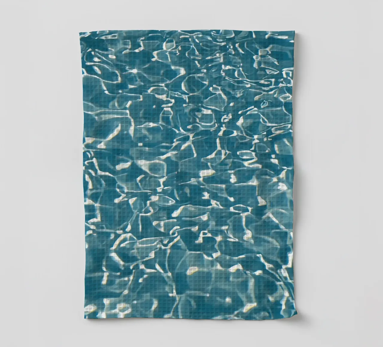 Surface de l'eau avec reflets lumineux torchon de DesignDoodle