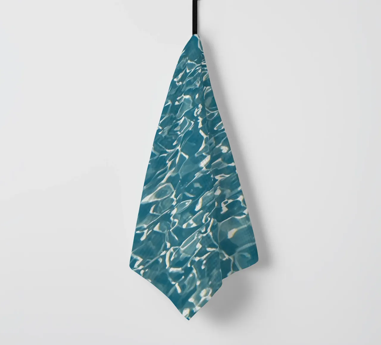 Surface de l'eau avec reflets lumineux torchon de DesignDoodle