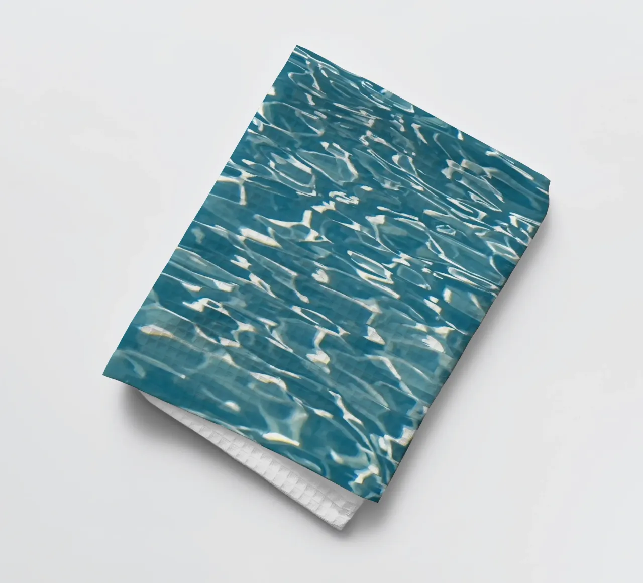 Surface de l'eau avec reflets lumineux torchon de DesignDoodle