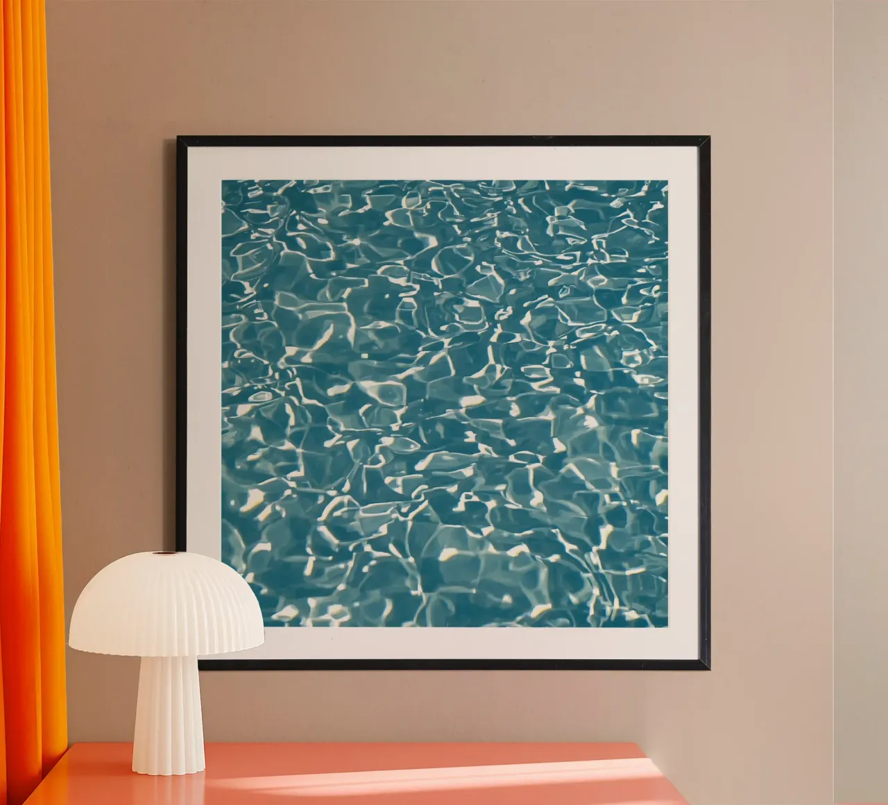 Superficie dell'acqua con riflessi di luce poster con telaio in alluminio da DesignDoodle