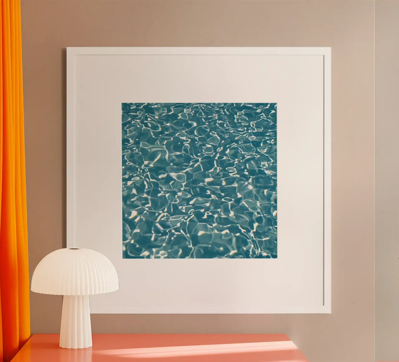 Superficie dell'acqua con riflessi di luce poster con telaio in alluminio da DesignDoodle
