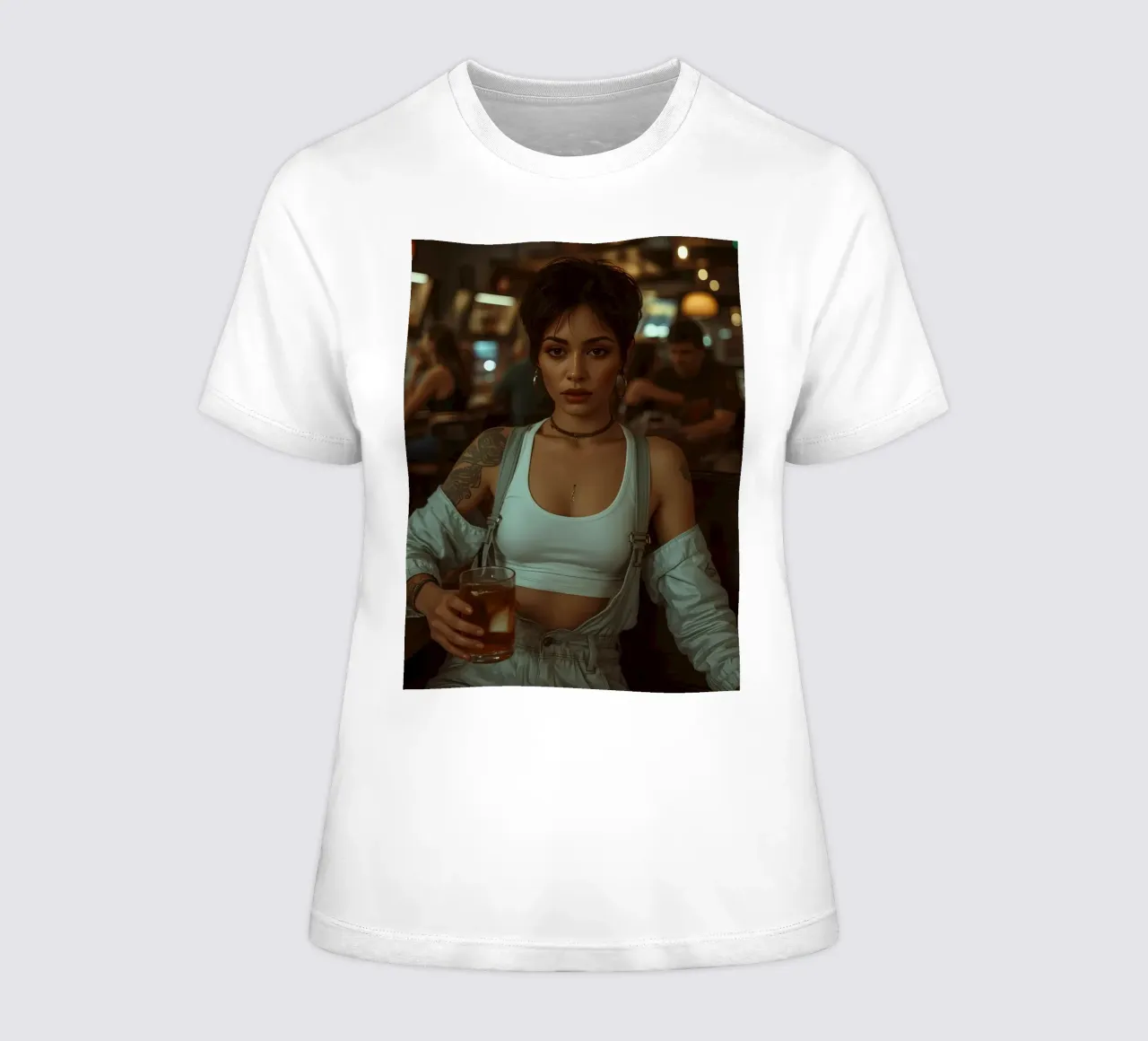Donna con un drink in mano in un bar t-shirt da donna da DesignDoodle